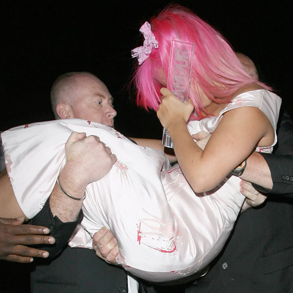 20080604-lily-allen-drunk-pink-hair-8.jpg