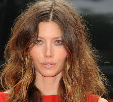 I guess you could say this messy hairstyle Jessica Biel is rockin' looks