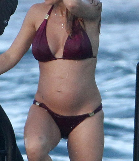 Here's pregnant 35 year old Elsa Pataky looking hot in a bikini she's 